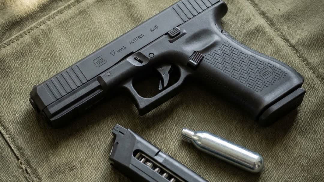 Glock 17 Gen5 CO2 Pellet Air Pistol flat-lay with magazine and CO2 capsule