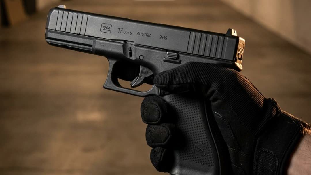 Shooting the Glock 17 Gen5 CO2 Pellet Air Pistol at an indoor range